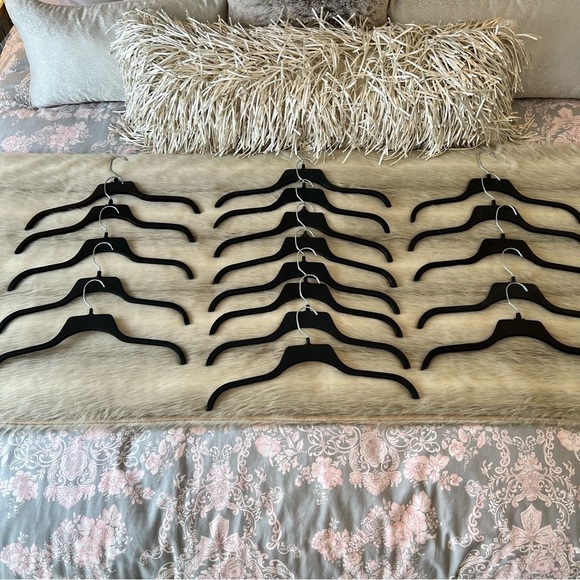 RESELLERS BUNDLE 18 Black Heavy Plastic Swivel Grip Shoulders Shirt Hangers 17” - Picture 1 of 6